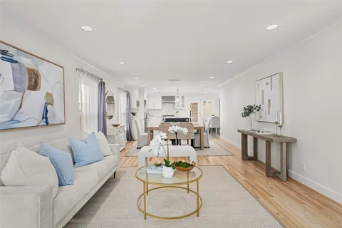 $899,000 | 4710 Laurel Street, Bellaire, TX 77401