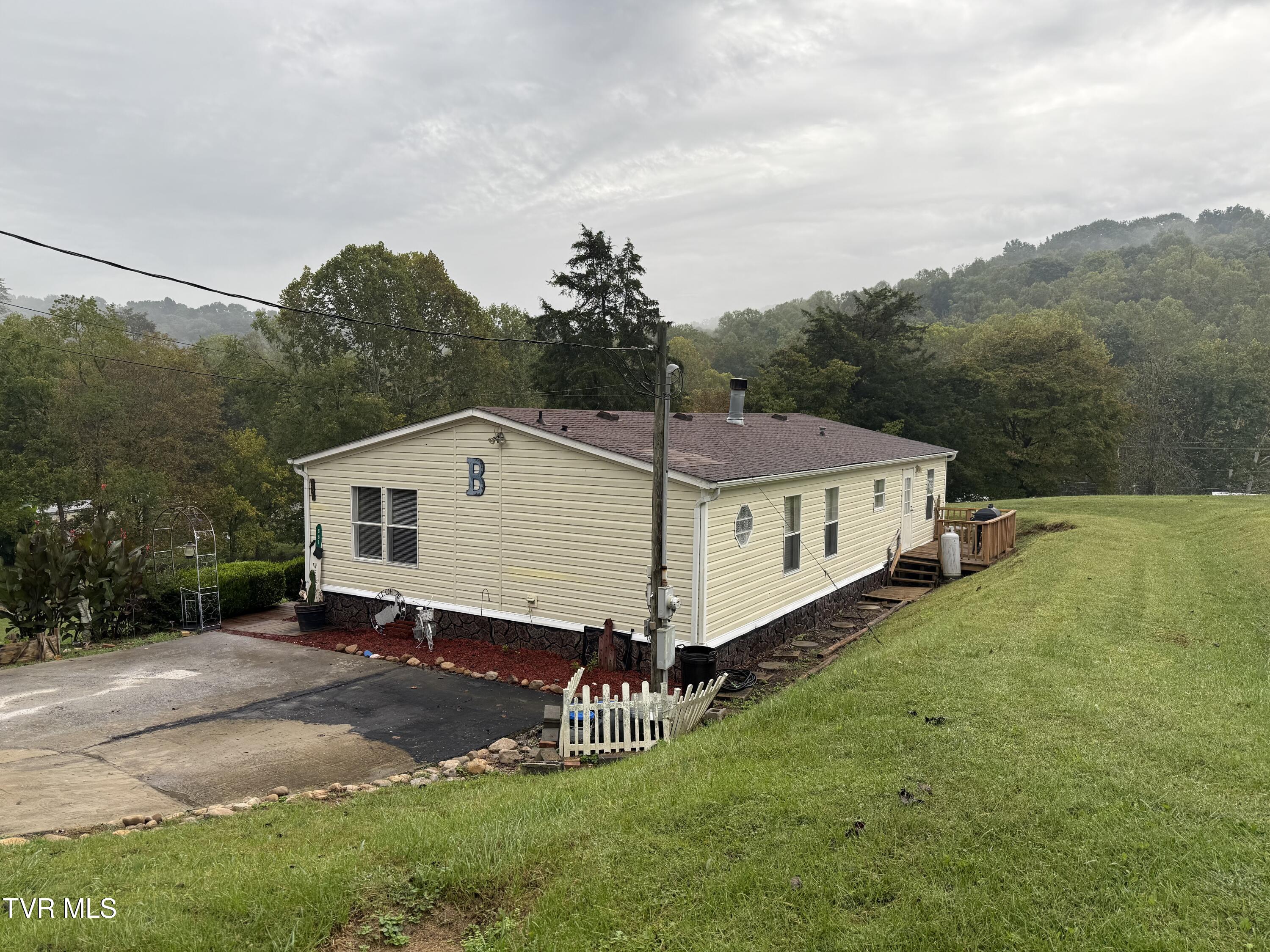 861 Hickory Tree Road Bristol, TN 37620 - Photo 5 of 40 IMG_3552