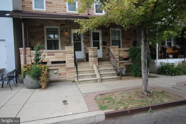 a view of garden with patio
