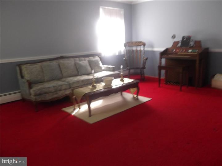 102 Rotterdam Road East Holland, PA 18966 - Photo 4 of 21 Living Room