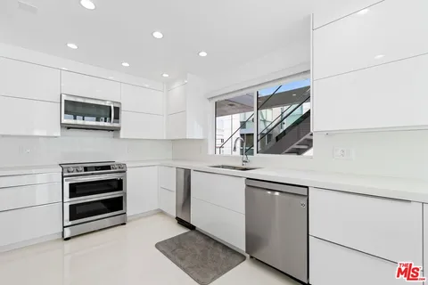$9,200,000 | 2419 Ocean Front Walk, Venice, CA 90291