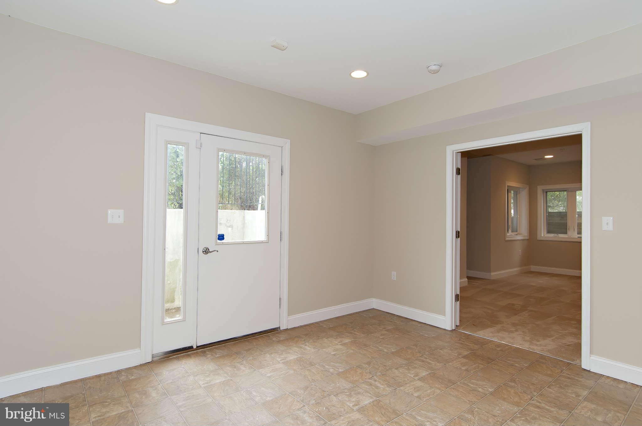 8407 Old Georgetown Road Bethesda, MD 20814 - Photo 25 of 30 an empty room with window