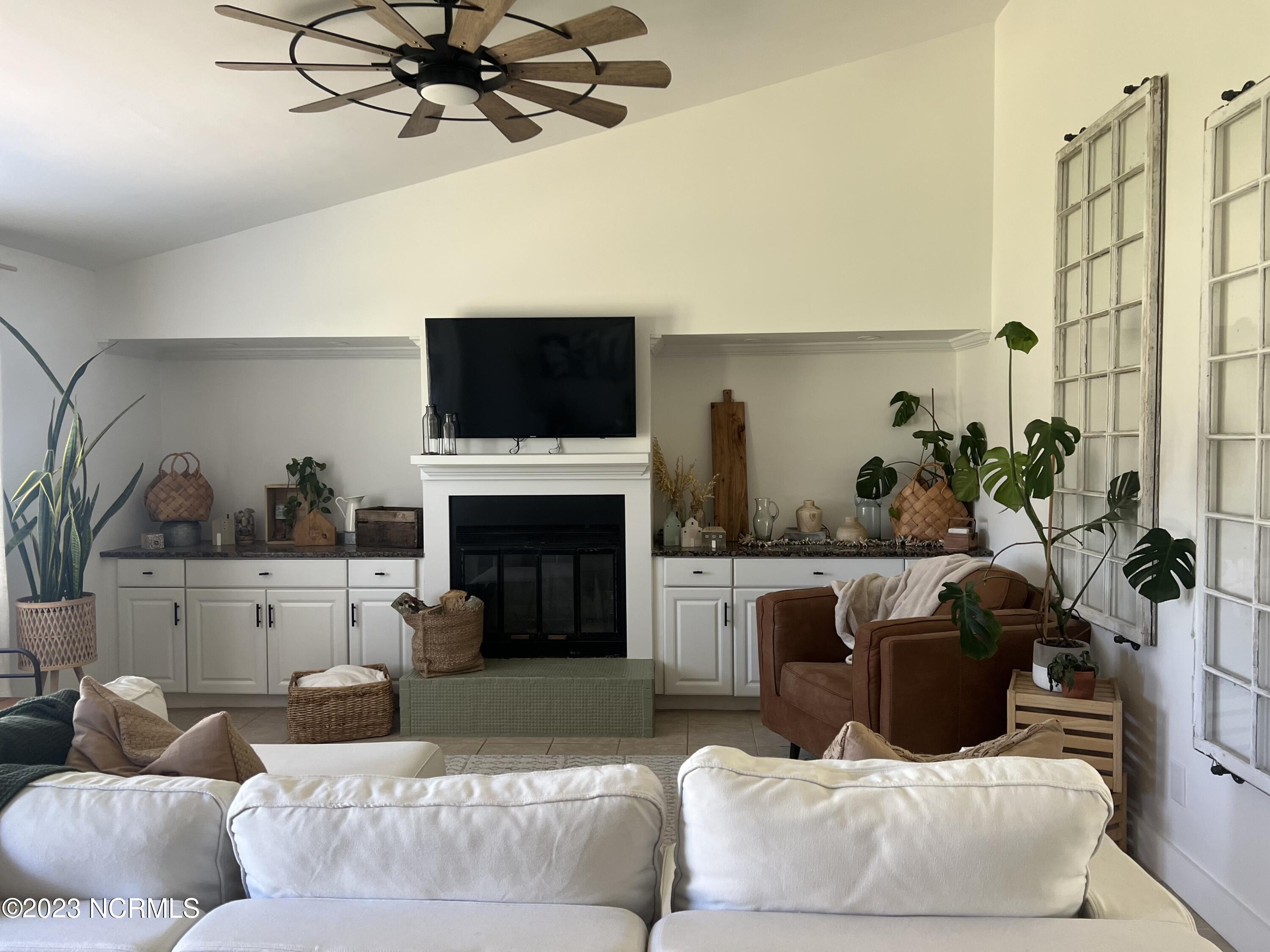 3103 Old Gate Road Morehead City, NC 28557 - Photo 3 of 28 Living Room