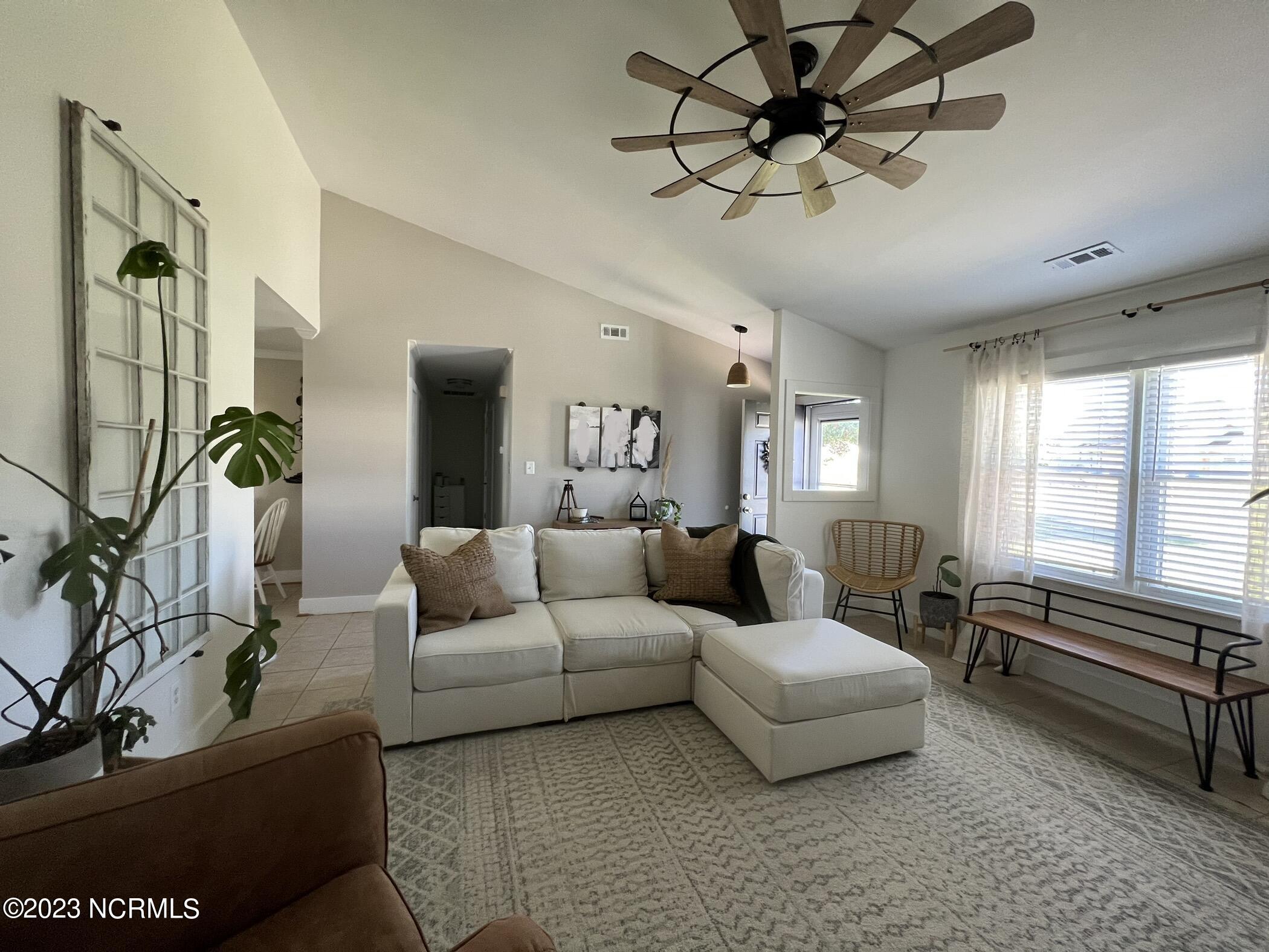 3103 Old Gate Road Morehead City, NC 28557 - Photo 4 of 28 Living Room