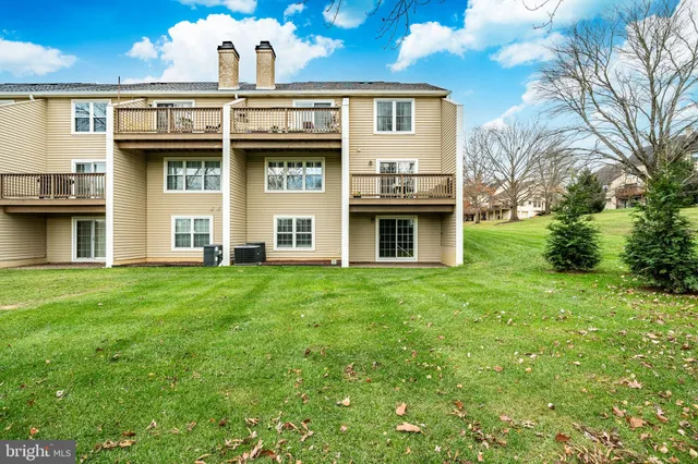 a view of a house with yard and entertaining space