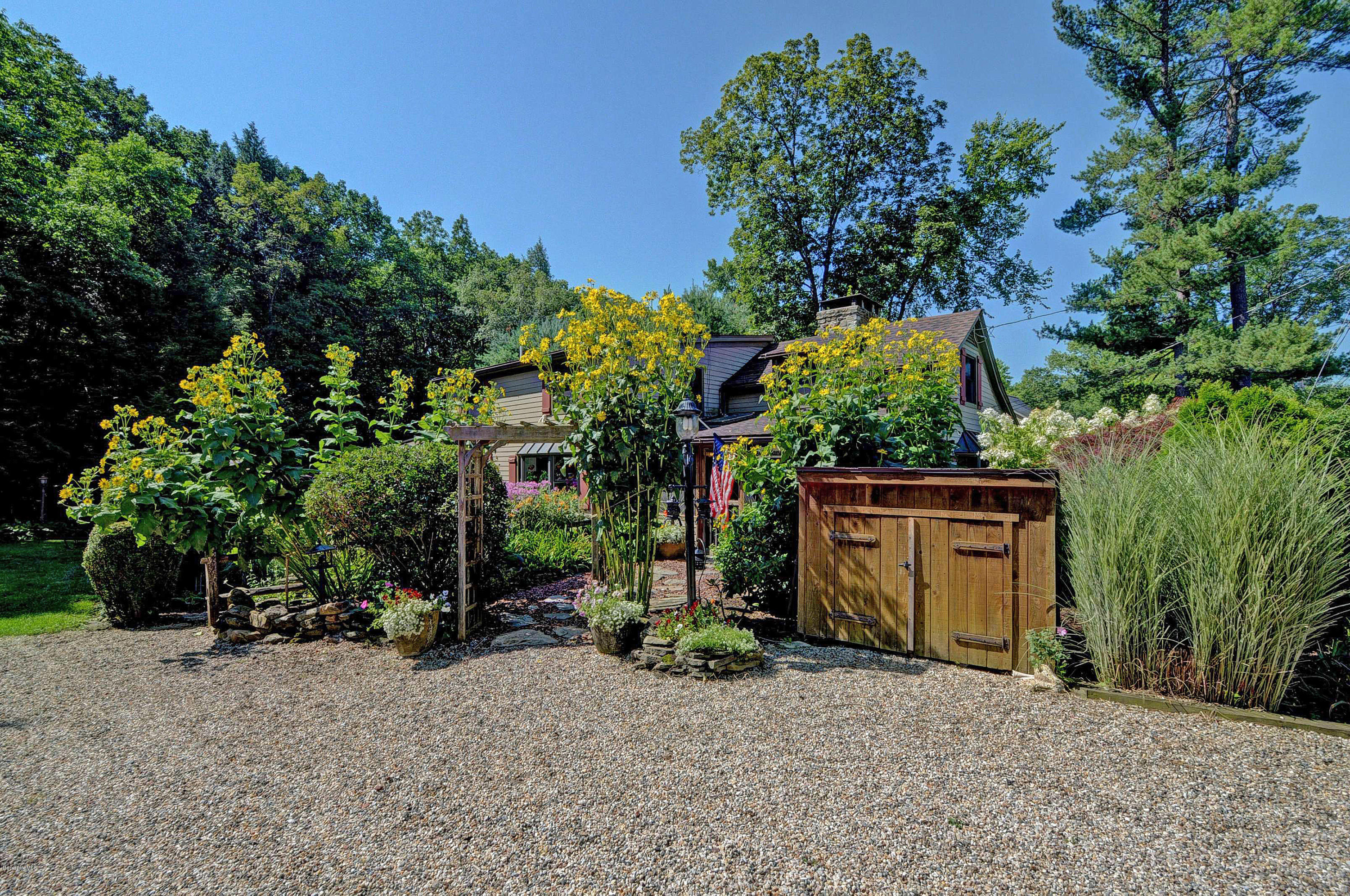 392 County Road Sheffield, MA 01257 - Photo 2 of 39 1002 Exterior Front