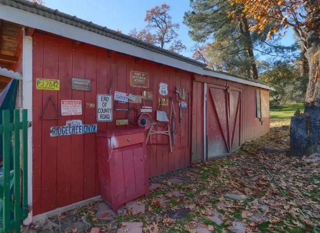a view of a backyard