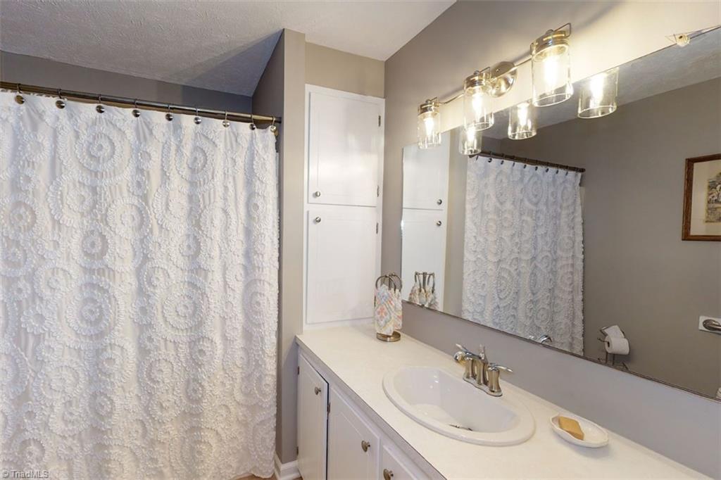 669 Wagner Road Mocksville, NC 27028 - Photo 29 of 41 Full bath with updated tile floors