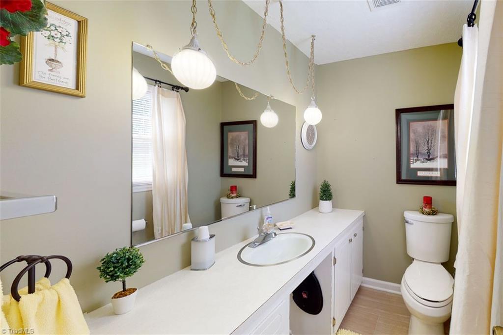 669 Wagner Road Mocksville, NC 27028 - Photo 30 of 41 Large half bath of primary bedroom