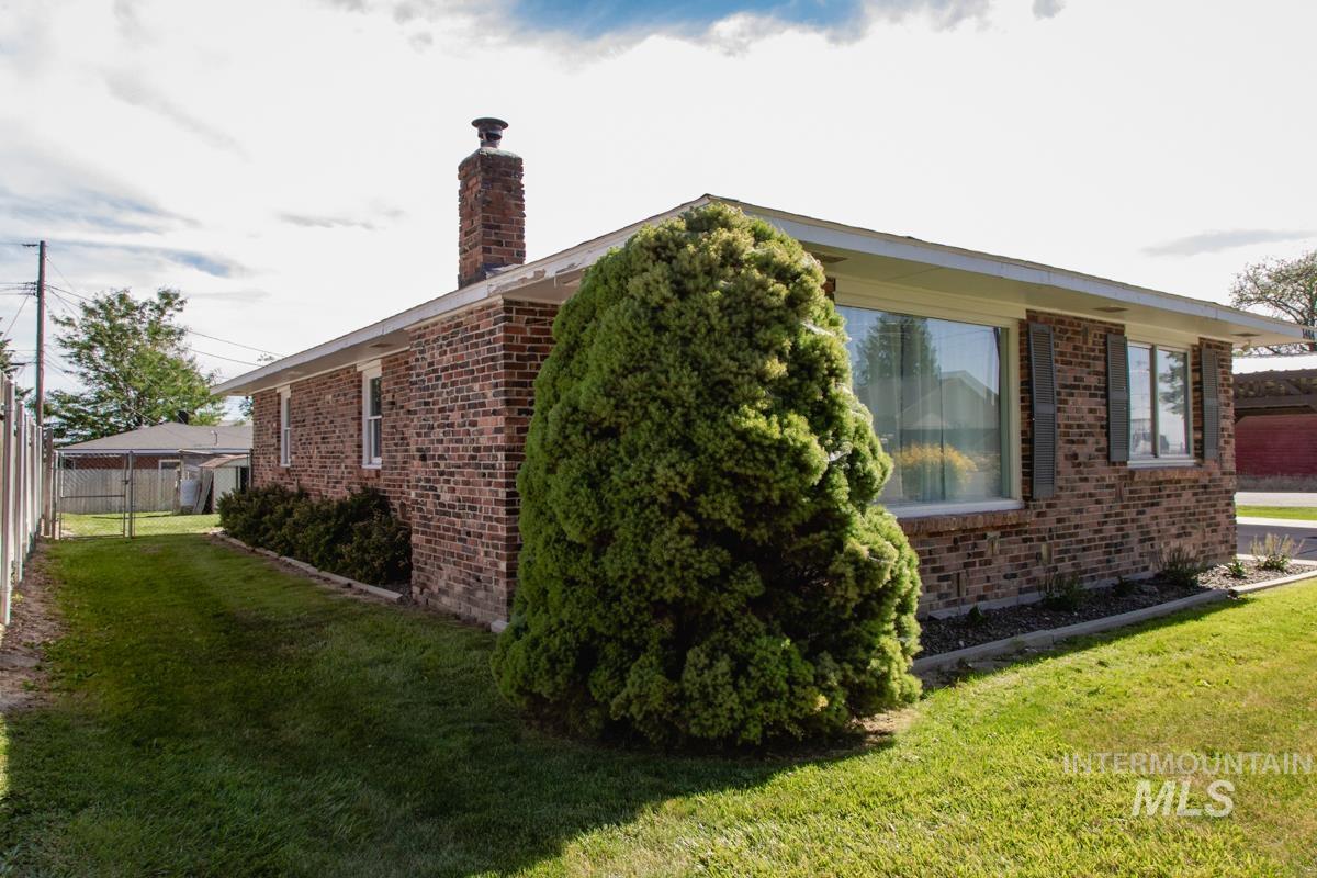 1404 Rochester Street Caldwell, ID 83605 - Photo 20 of 29 Brick exterior with an expansive lawn