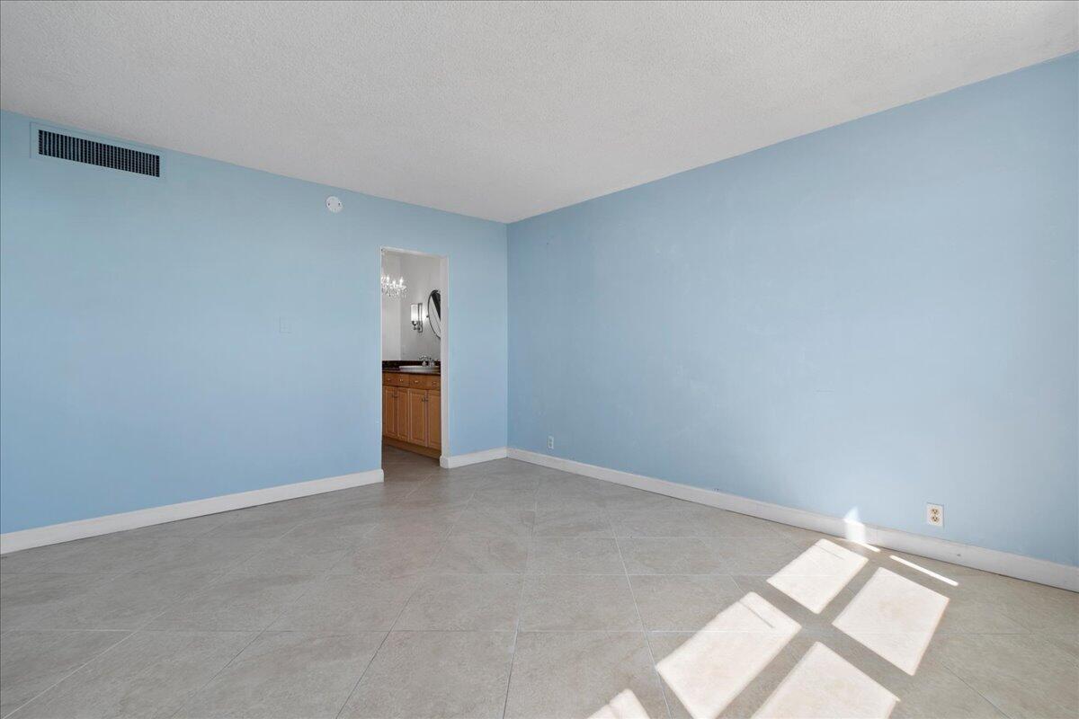 336 Golfview Road, Unit 1009 North Palm Beach, FL 33408 - Photo 11 of 39 Primary Bedroom