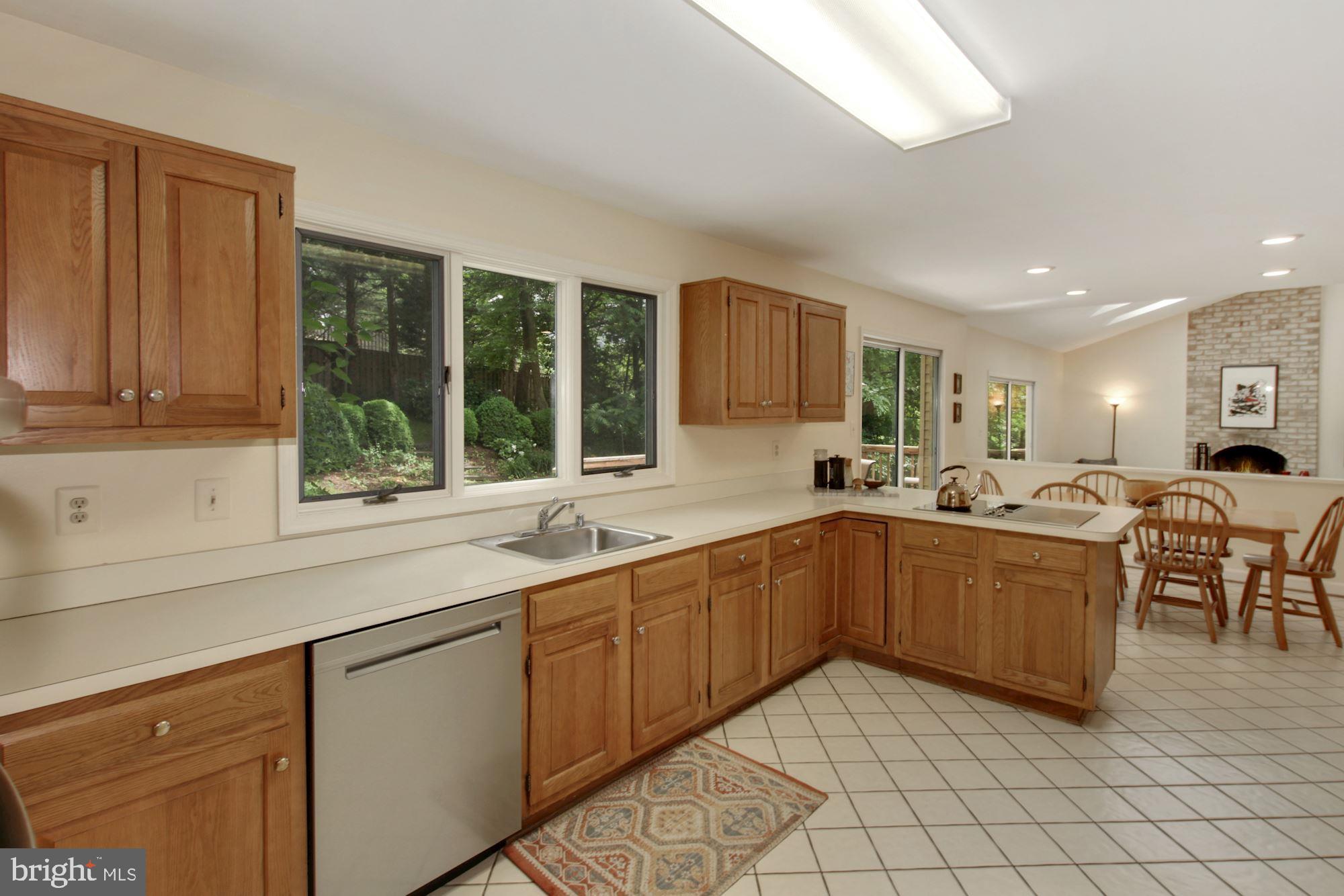15309 Watergate Road Silver Spring, MD 20905 - Photo 8 of 43 Large sun-filled kitchen