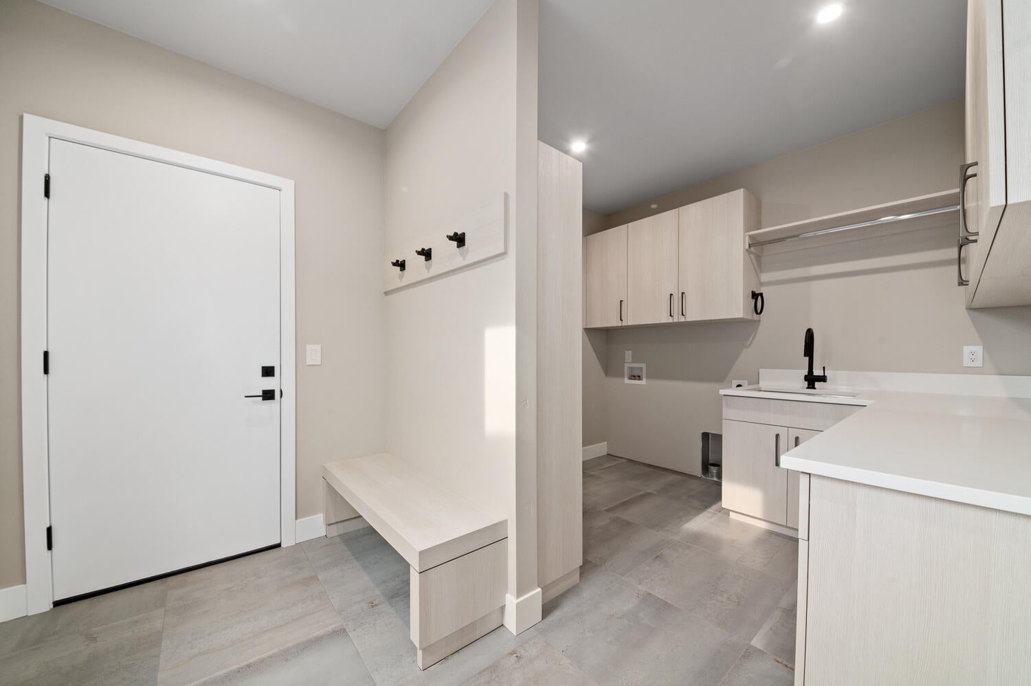 19143 Gateway Loop Bend, OR 97702 - Photo 25 of 32 Mud room/laundry