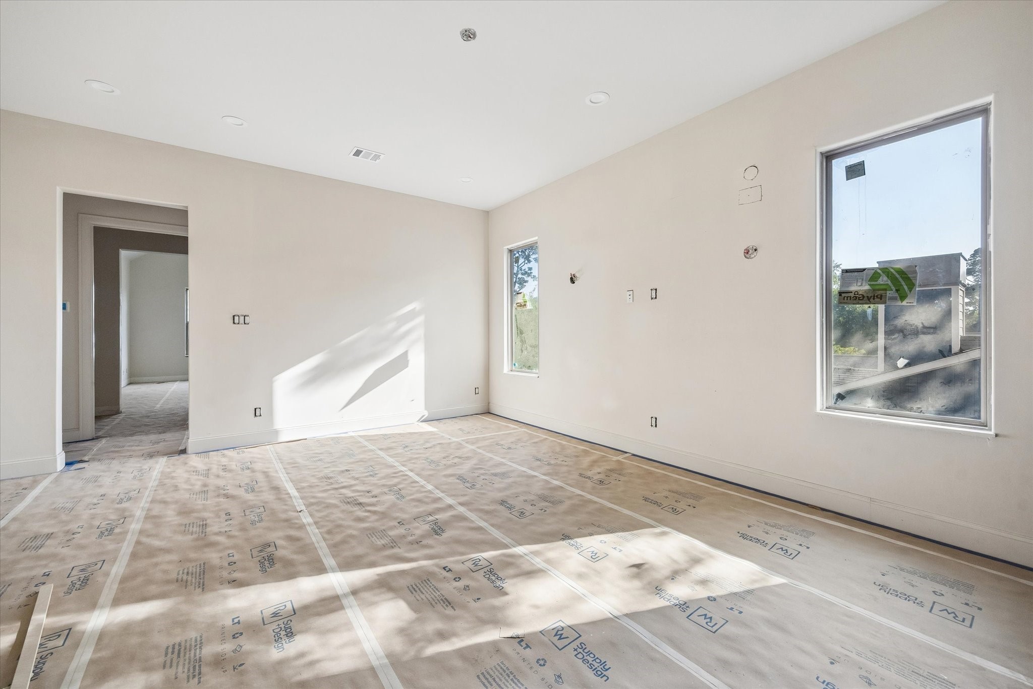 515 West 33rd Street Houston, TX 77018 - Photo 9 of 30 a view of a big room with closet and windows