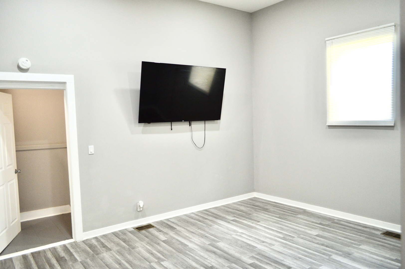 522 West 81st Street, Unit 1 Chicago, IL 60620 - Photo 7 of 9 a view of a livingroom with wooden floor and a flat screen tv