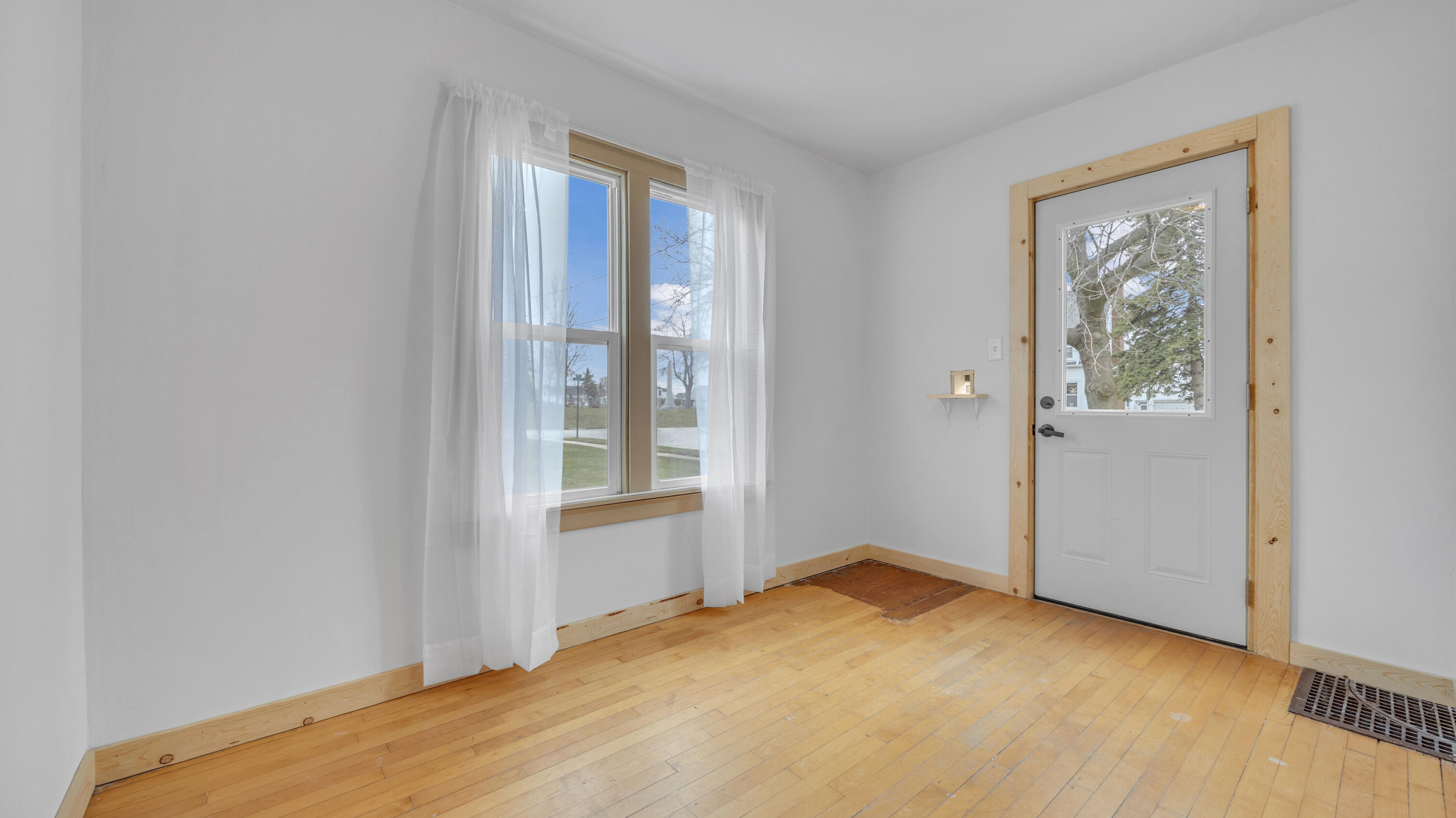 2605 School Street Two Rivers, WI 54241 - Photo 5 of 30 Foyer