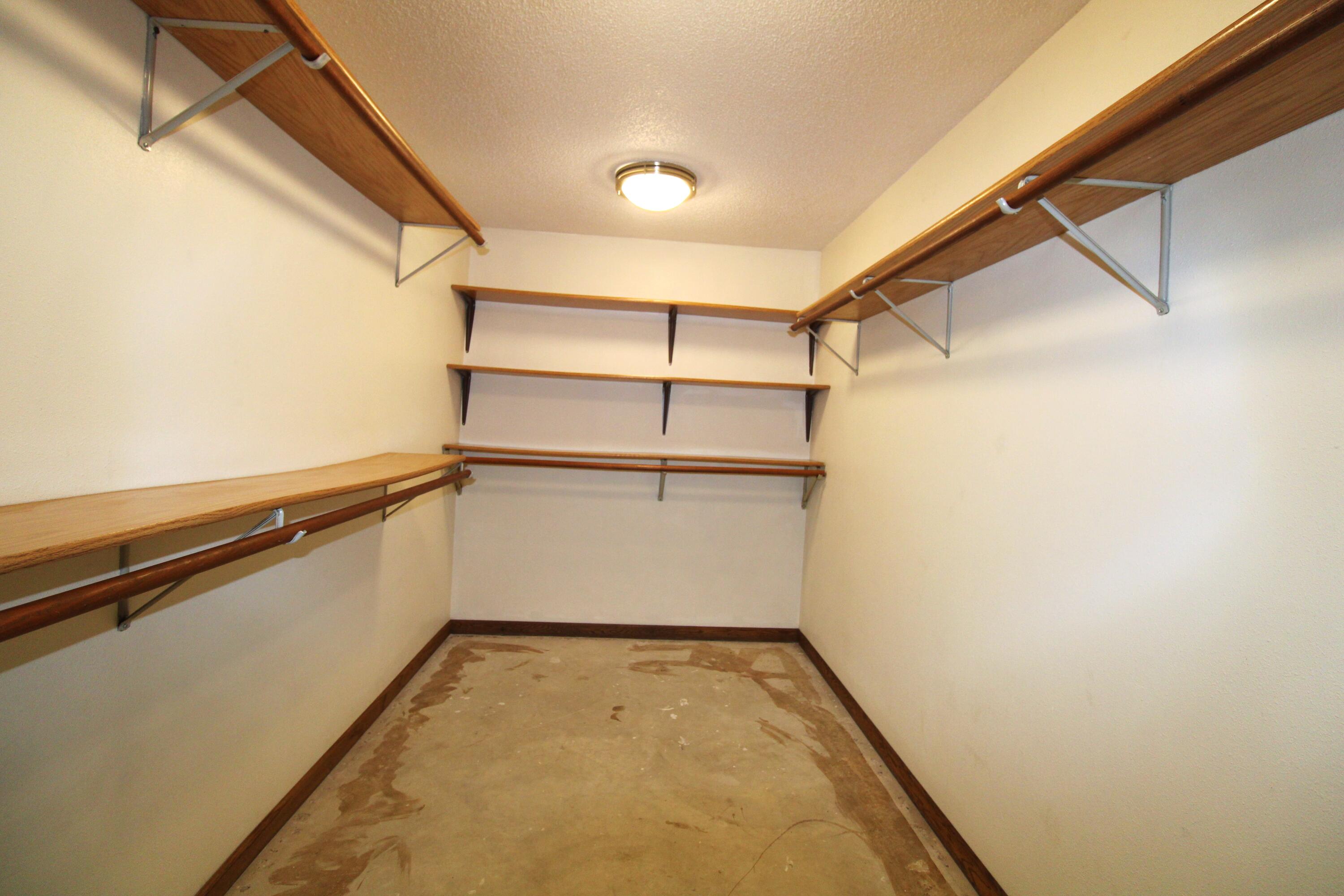 N21487 Glodowski Road Dodge, WI 54612 - Photo 23 of 40 LL Walk-in Closet