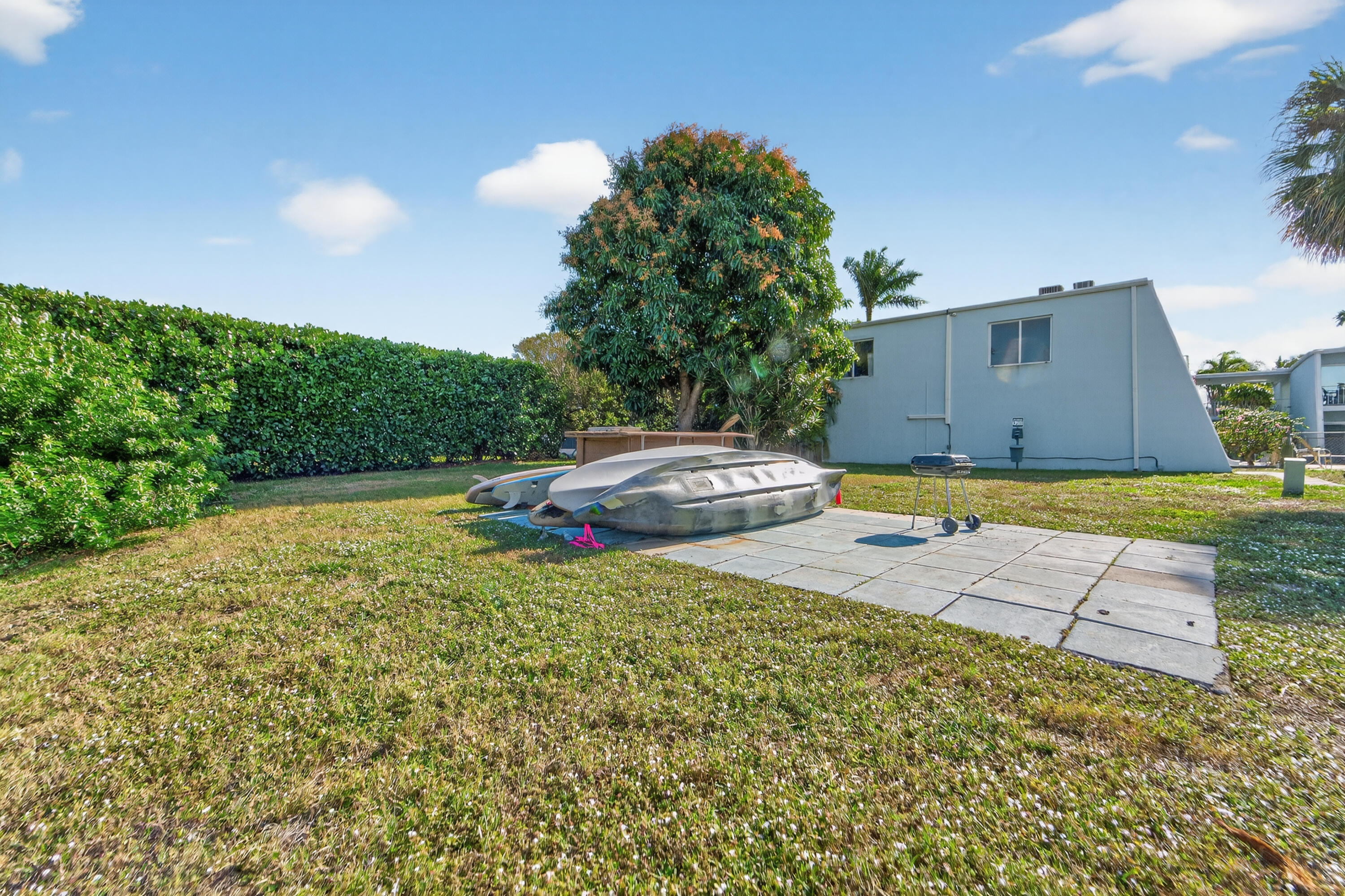 725 Hummingbird Way, Unit 103 North Palm Beach, FL 33408 - Photo 44 of 52 a backyard of a house