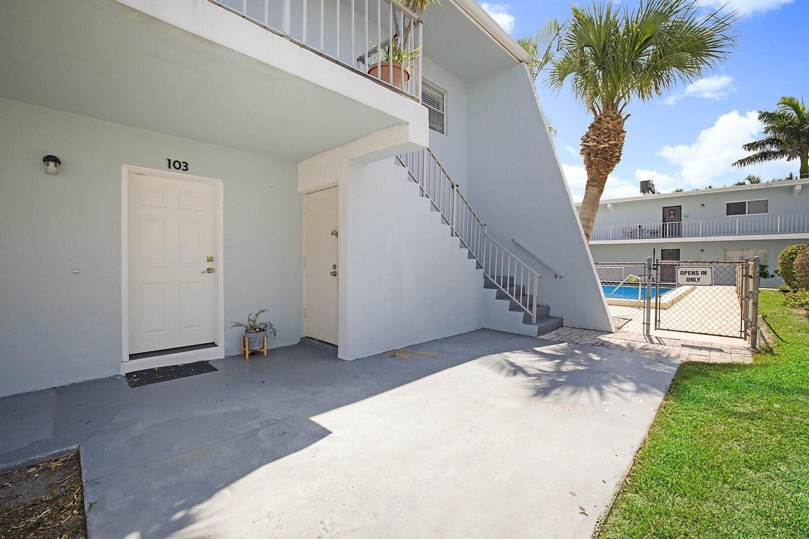 725 Hummingbird Way, Unit 103 North Palm Beach, FL 33408 - Photo 51 of 52 a view of a patio with a table and chairs