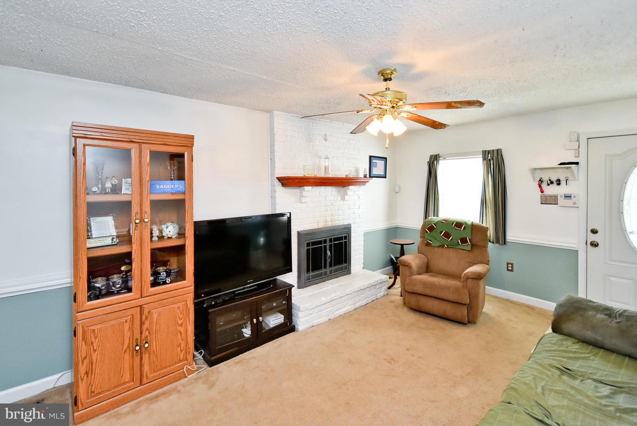 330 Cresswell Road Baltimore, MD 21225 - Photo 6 of 22 Living Room