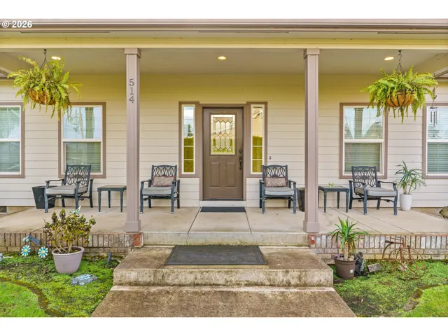 a view of a living room and livingroom with furniture