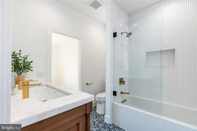 a view of an entryway of the house