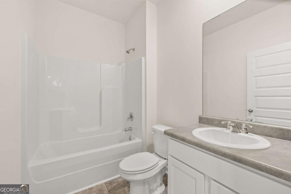209 Cattle Drive Perry, GA 31069 - Photo 26 of 47 a bathroom with a sink toilet and a bathtub