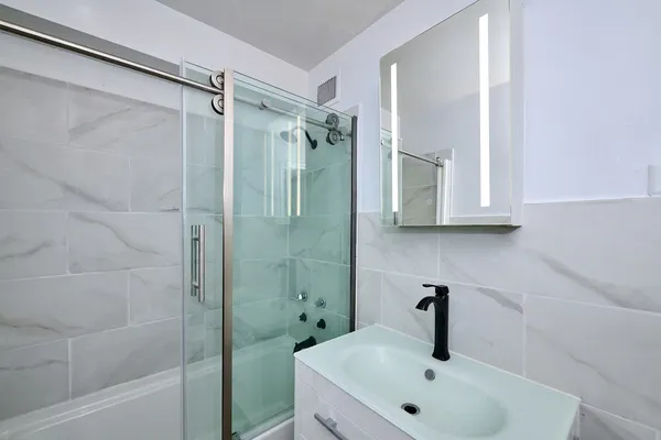 $2,295 | 6118 North Sheridan Road, Unit 407, Chicago, IL 60660