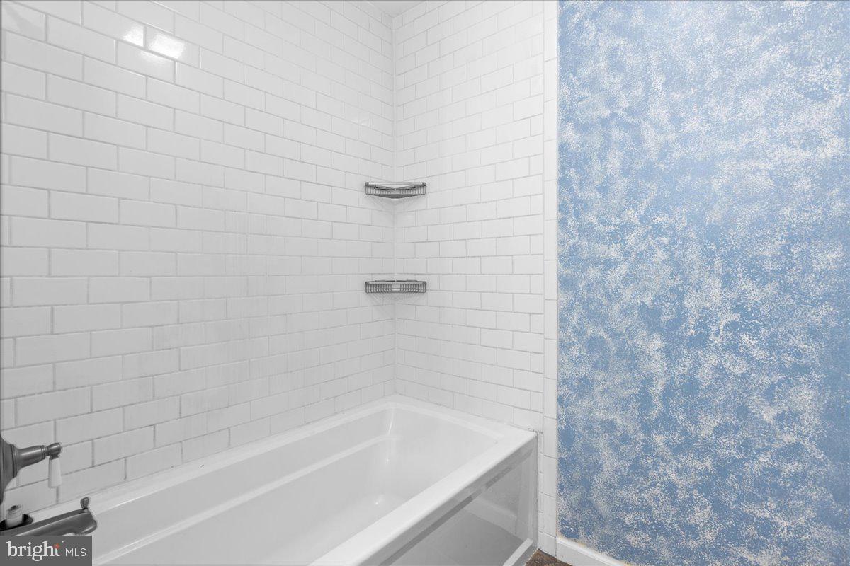 3806 Colony Point Place Edgewater, MD 21037 - Photo 18 of 37 Primary Bathroom
8' 5" X 5'