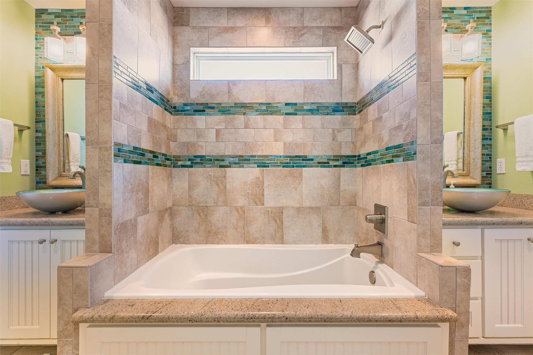 804 Eastview Crystal Beach, TX 77650 - Photo 35 of 50 a bathroom with a bathtub and mirror
