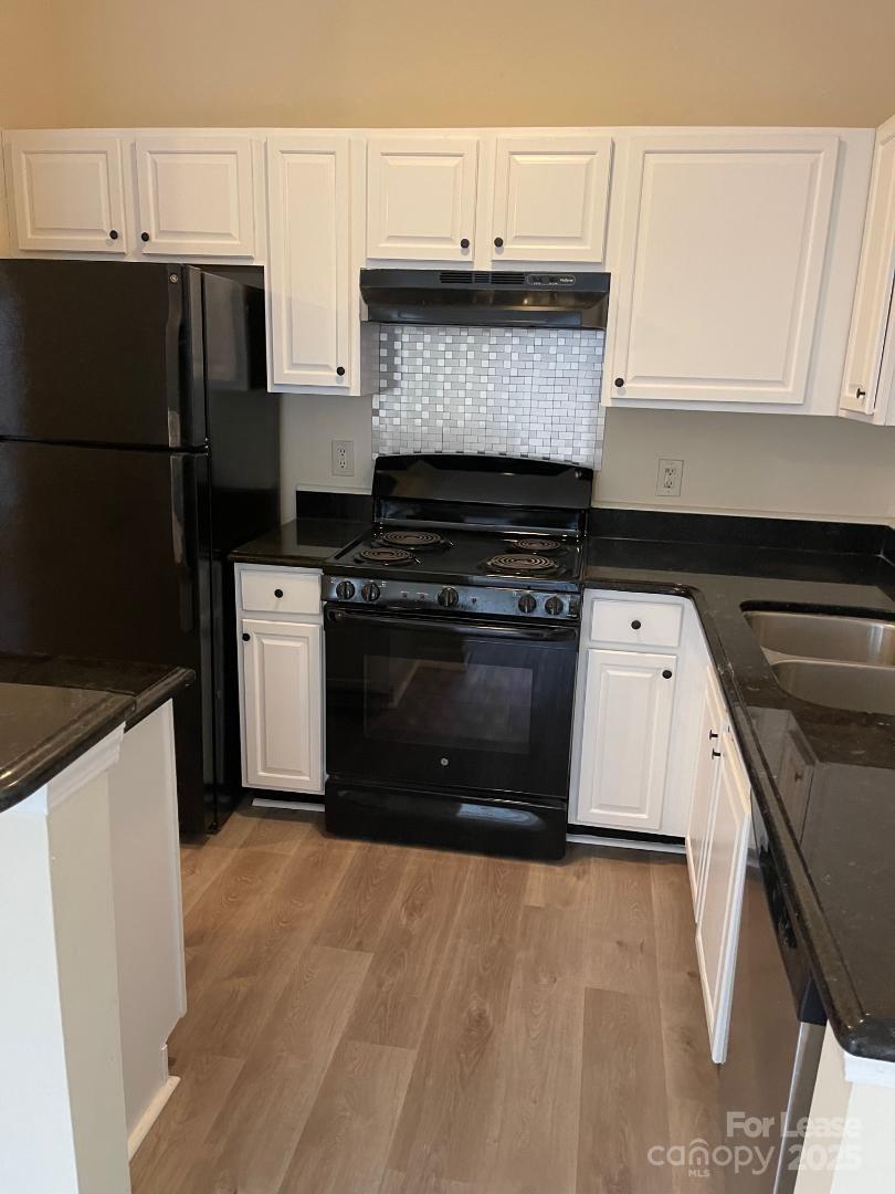 2121 Lennox Square Road Charlotte, NC 28210 - Photo 6 of 17 a kitchen with a stove and a refrigerator