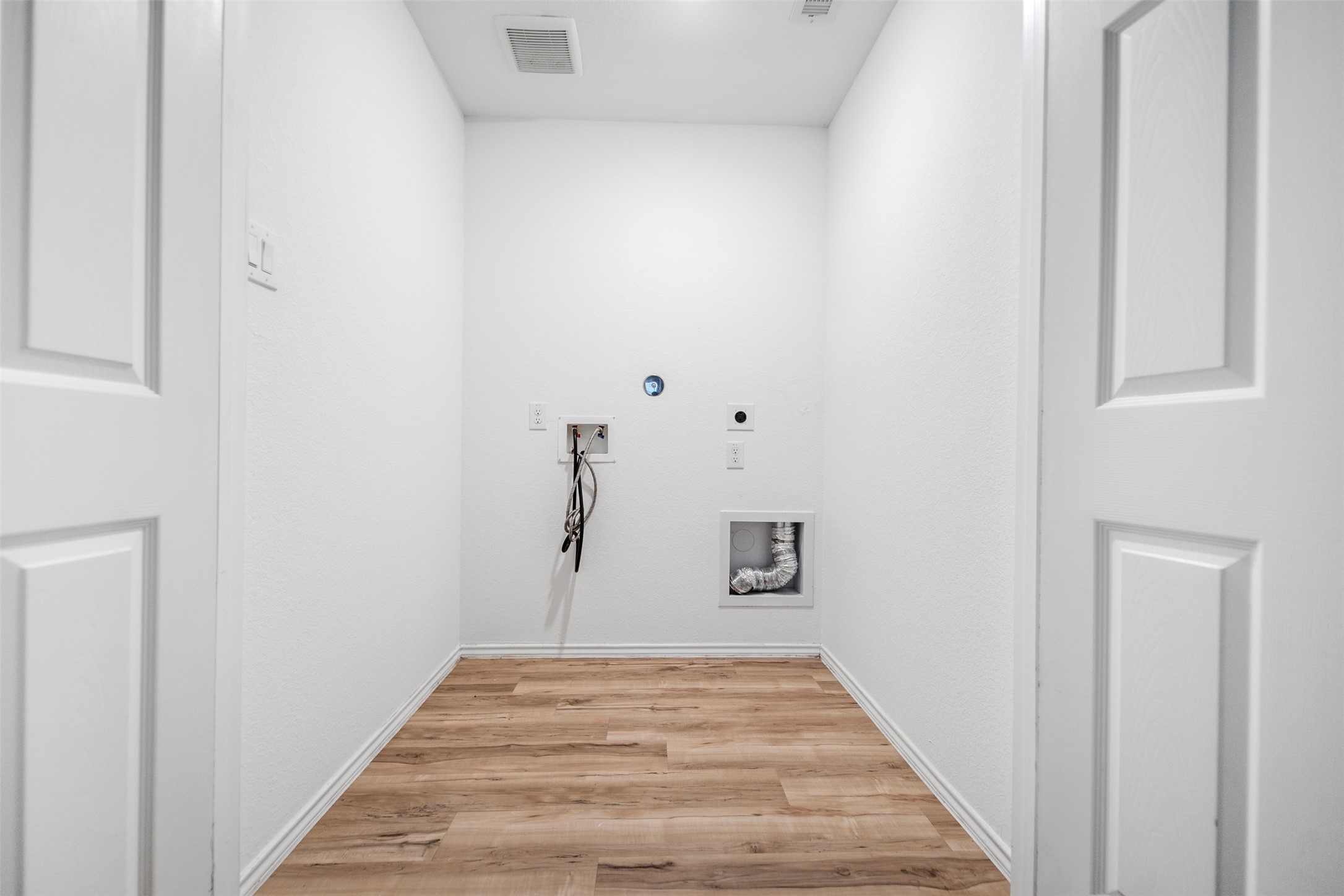 14519 Broadbury Pond Road Rosharon, TX 77583 - Photo 18 of 22 a view of a room with wooden floor and bench