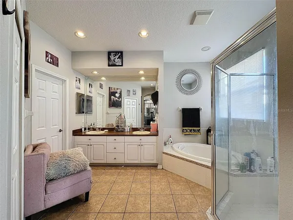 a en suite bathroom with a double vanity sink and a mirror