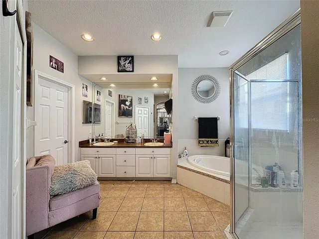 a en suite bathroom with a double vanity sink and a mirror