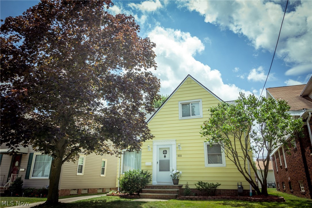 3211 Hearthstone Road Cleveland, OH 44134 - Photo 3 of 33 Gallery Image 3