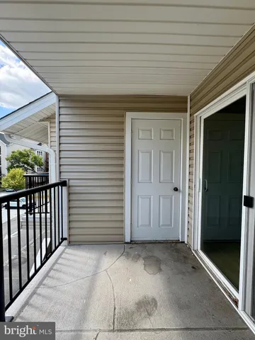 $1,800 | 3306 Wyndham Circle, Unit 326, Alexandria, VA 22302