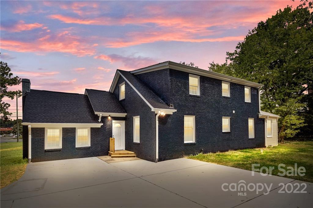 6000 Hickory Grove Road Charlotte, NC 28215 - Photo 11 of 40 a front view of a house with a yard