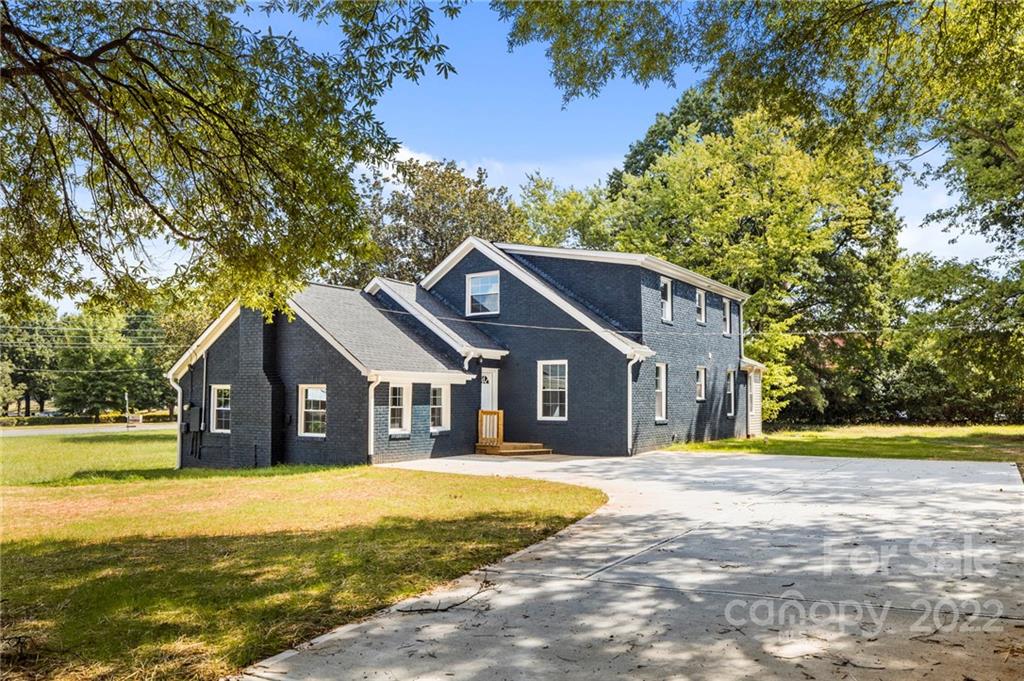 6000 Hickory Grove Road Charlotte, NC 28215 - Photo 13 of 40 a front view of a house with a garden