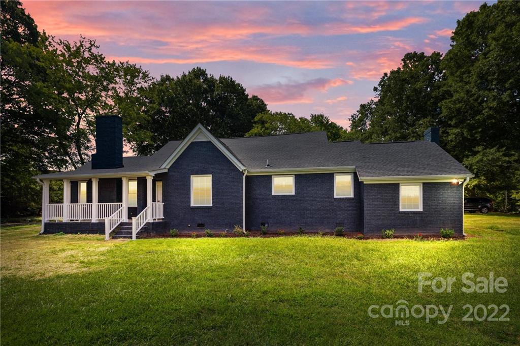 6000 Hickory Grove Road Charlotte, NC 28215 - Photo 2 of 40 a front view of a house with a yard