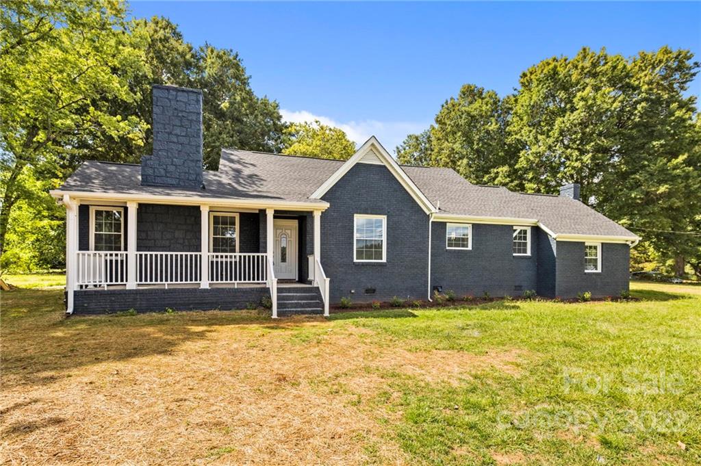 6000 Hickory Grove Road Charlotte, NC 28215 - Photo 3 of 40 a front view of a house with a garden