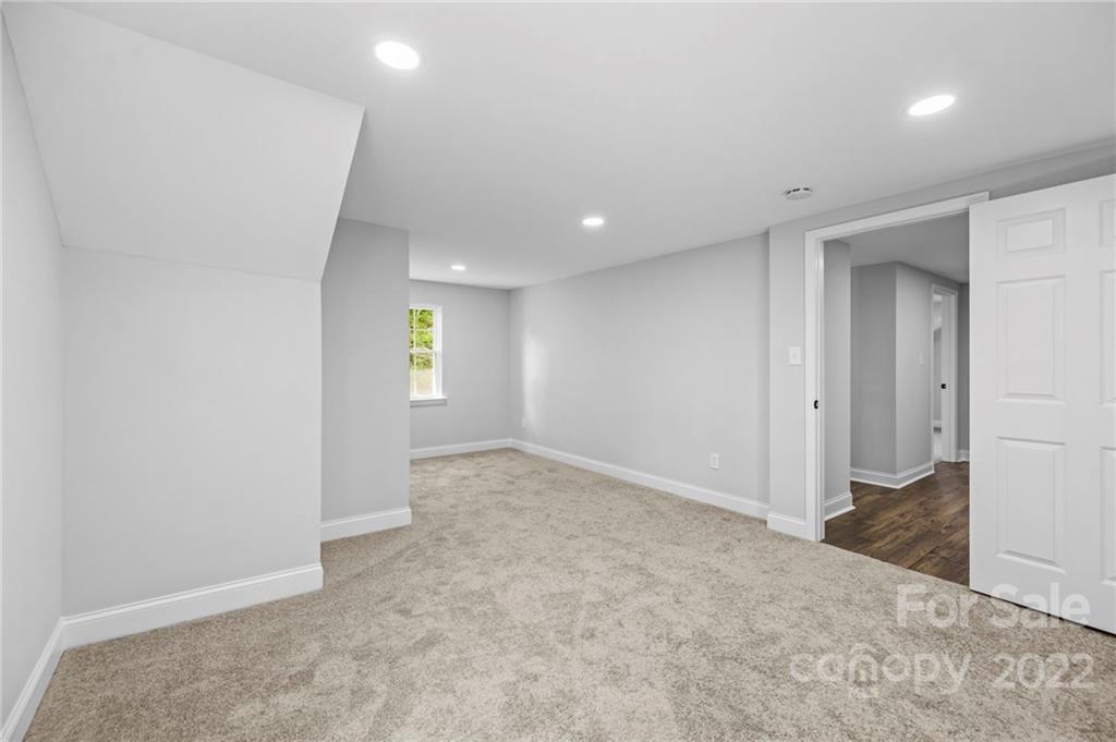 6000 Hickory Grove Road Charlotte, NC 28215 - Photo 39 of 40 an empty room with windows and closet