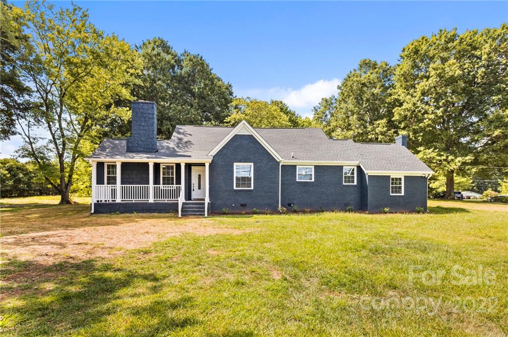 6000 Hickory Grove Road Charlotte, NC 28215 - Photo 7 of 40 a house view with a outdoor space
