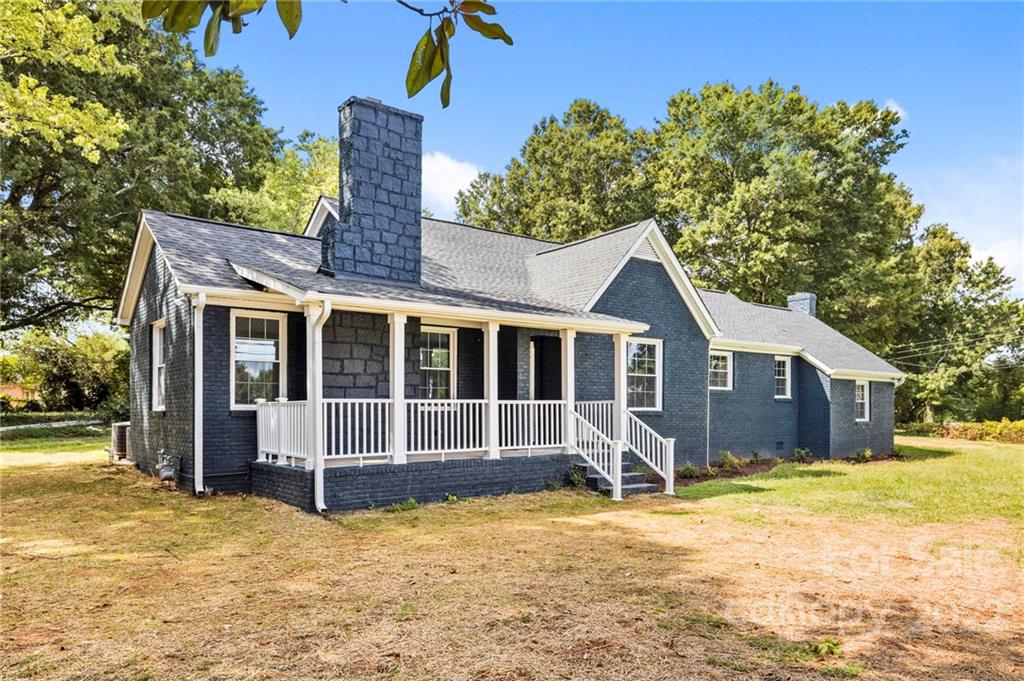 6000 Hickory Grove Road Charlotte, NC 28215 - Photo 8 of 40 a front view of a house with a yard