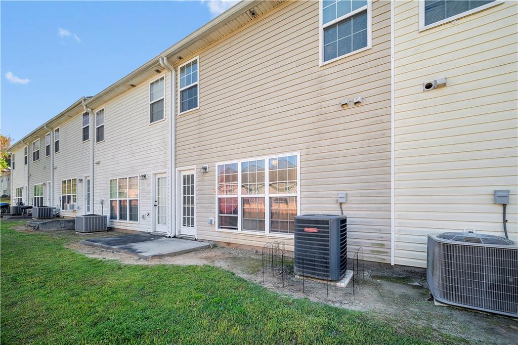 6120 Capitol Knoll Fairburn, GA 30213 - Photo 25 of 28 a front view of a house with a yard