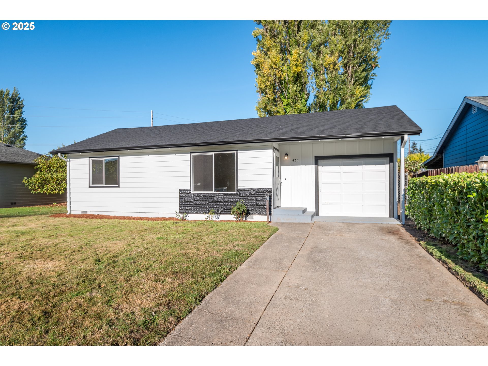 a view of an house with backyard and a garden
