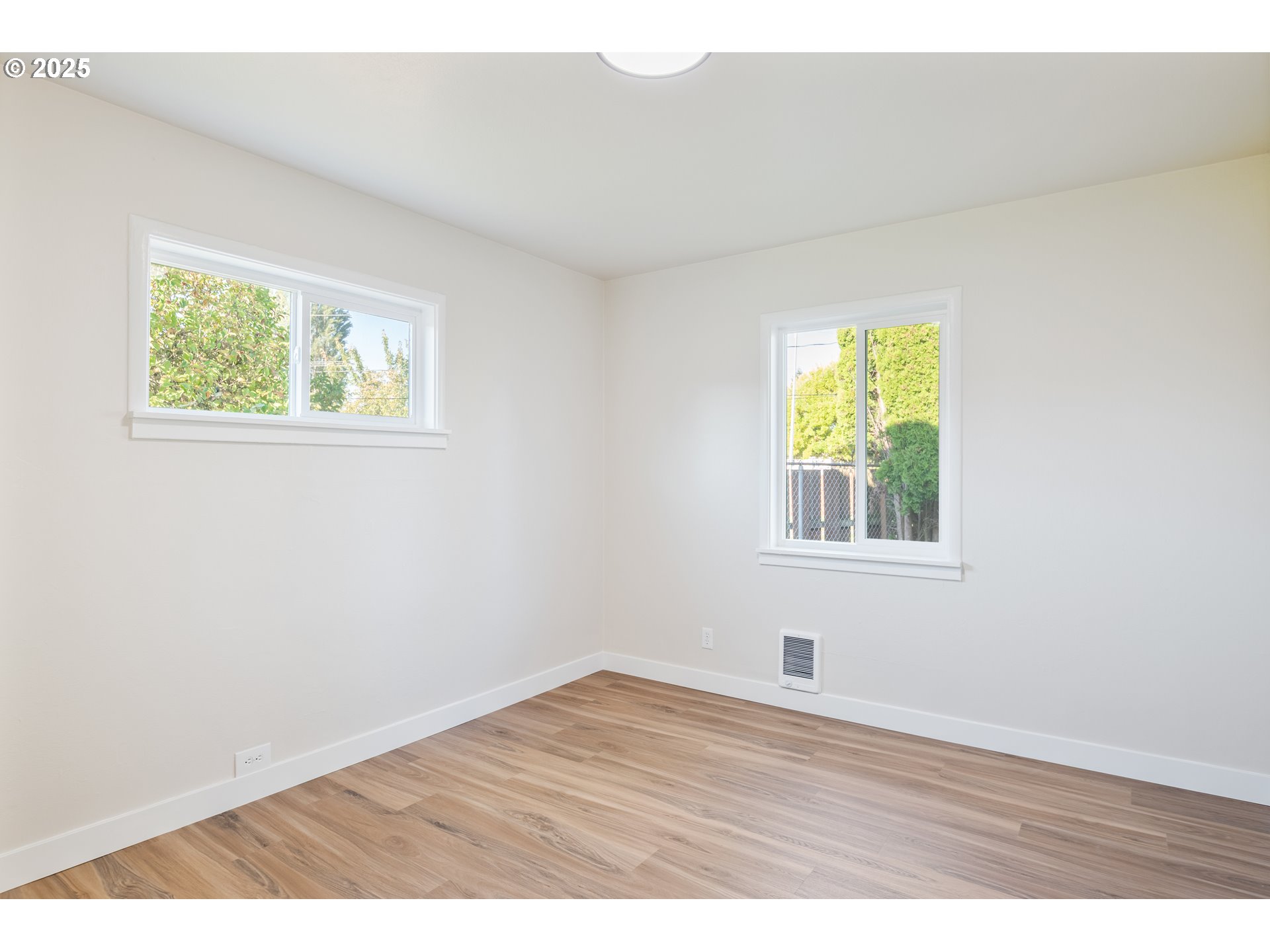 435 28th Avenue Longview, WA 98632 - Photo 15 of 24 an empty room with window