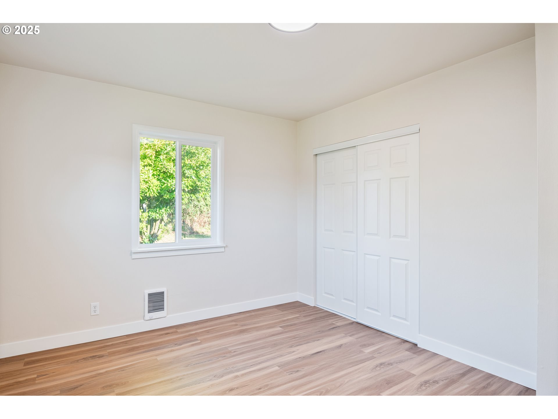 435 28th Avenue Longview, WA 98632 - Photo 16 of 24 an empty room with wooden floor and windows