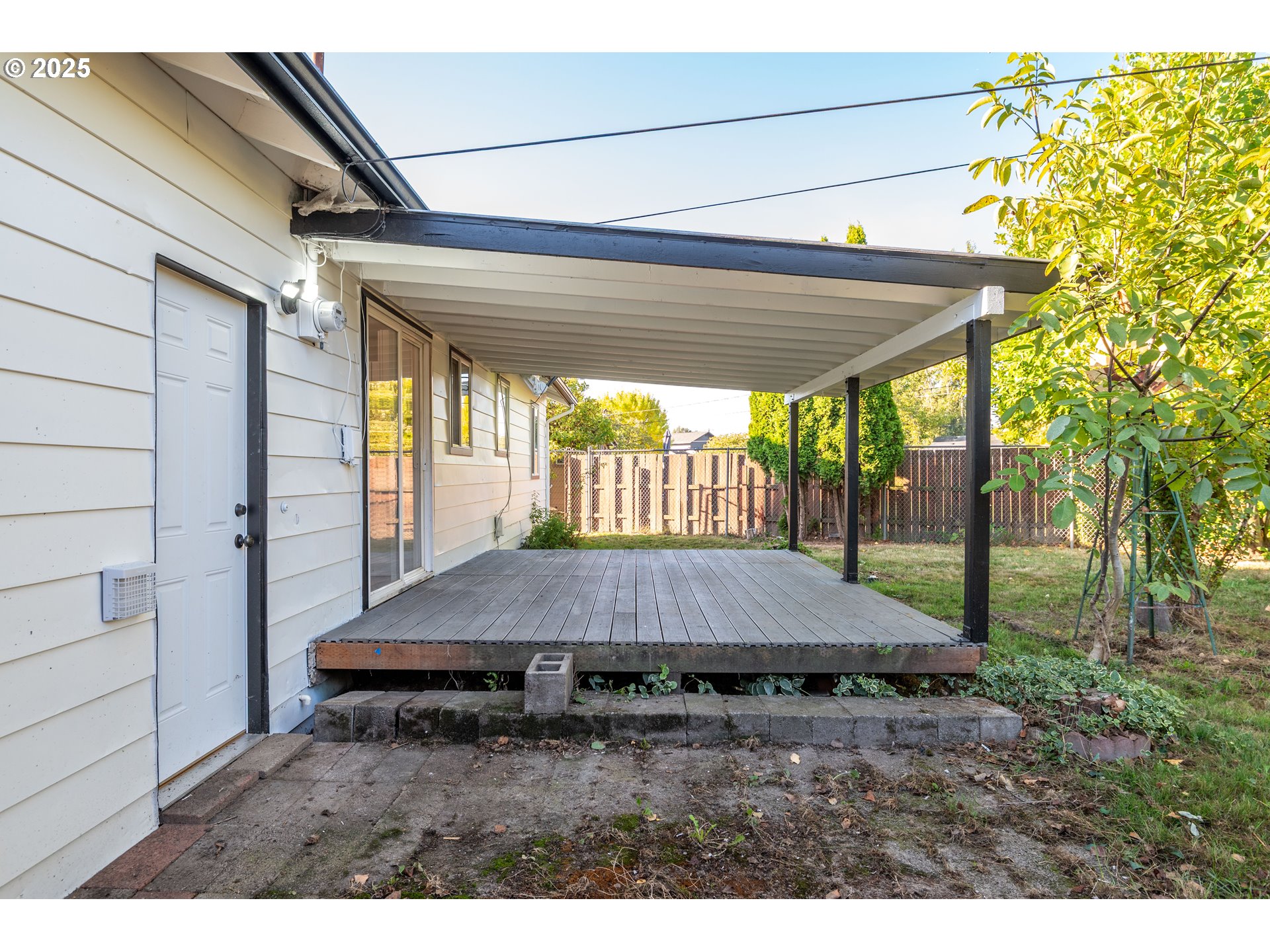 435 28th Avenue Longview, WA 98632 - Photo 19 of 24 a house view with a backyard space