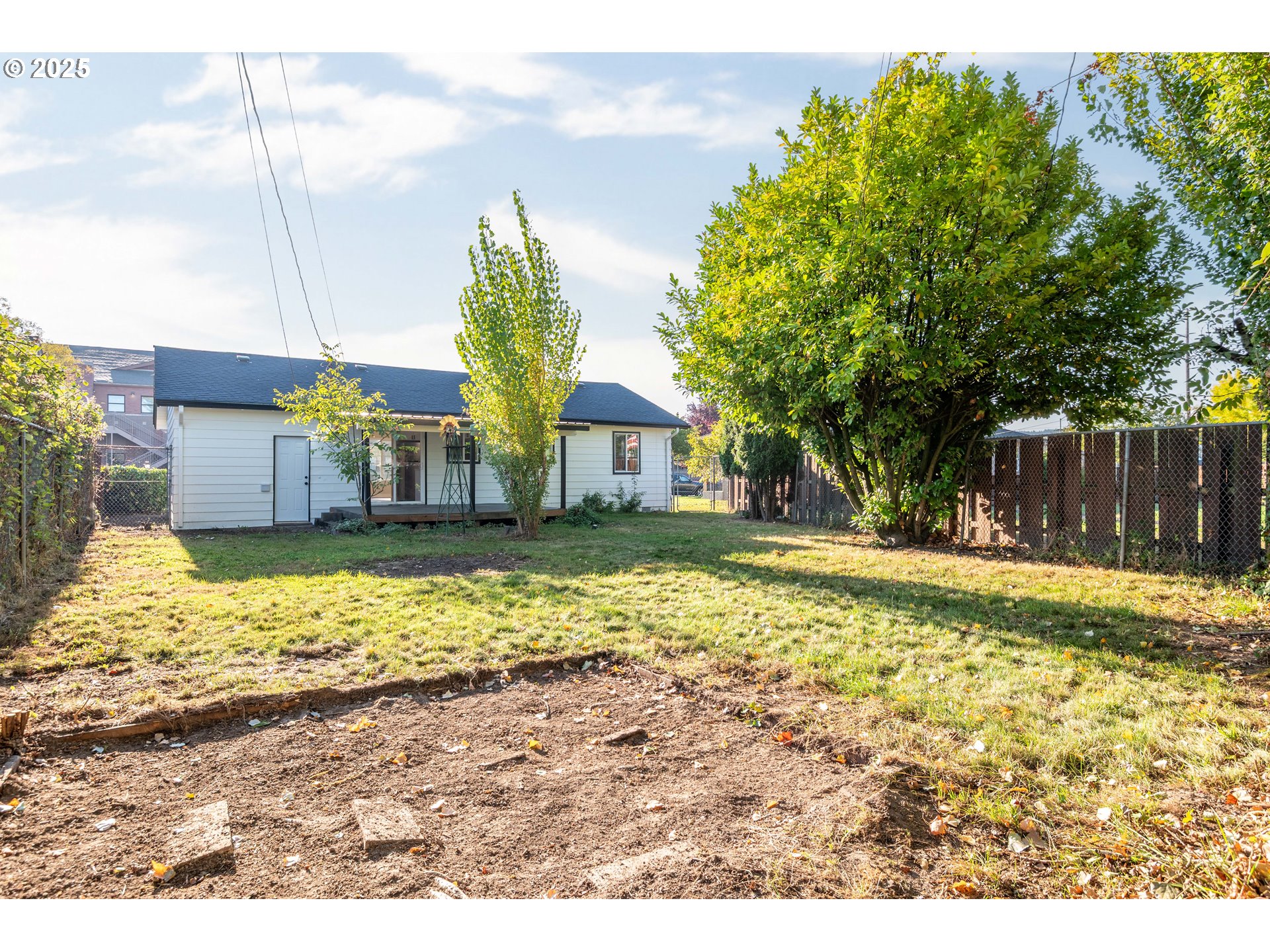 435 28th Avenue Longview, WA 98632 - Photo 20 of 24 a house view with swimming pool in front of it