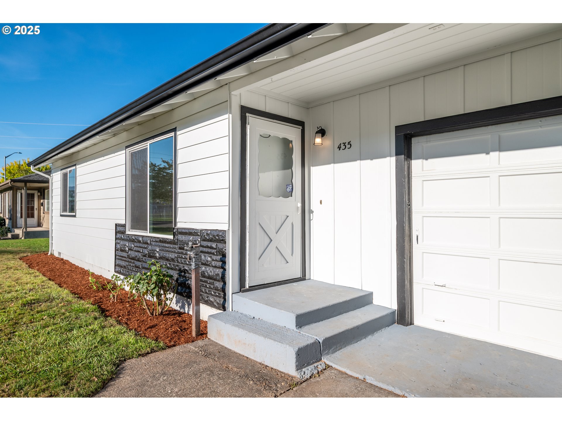 435 28th Avenue Longview, WA 98632 - Photo 4 of 24 a house view with a backyard space